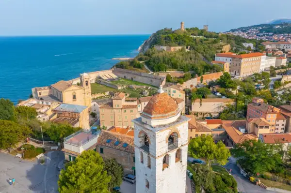 Vista aerea di Ancona: campanile, chiese, mura antiche e il mare Adriatico. Un luogo incantevole da scoprire, ecco cosa vedere ad Ancona.