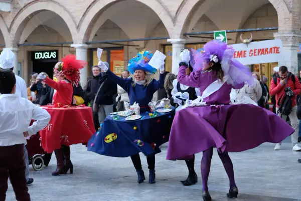 Persone in costume colorato danzano durante il carnevale di Ascoli.